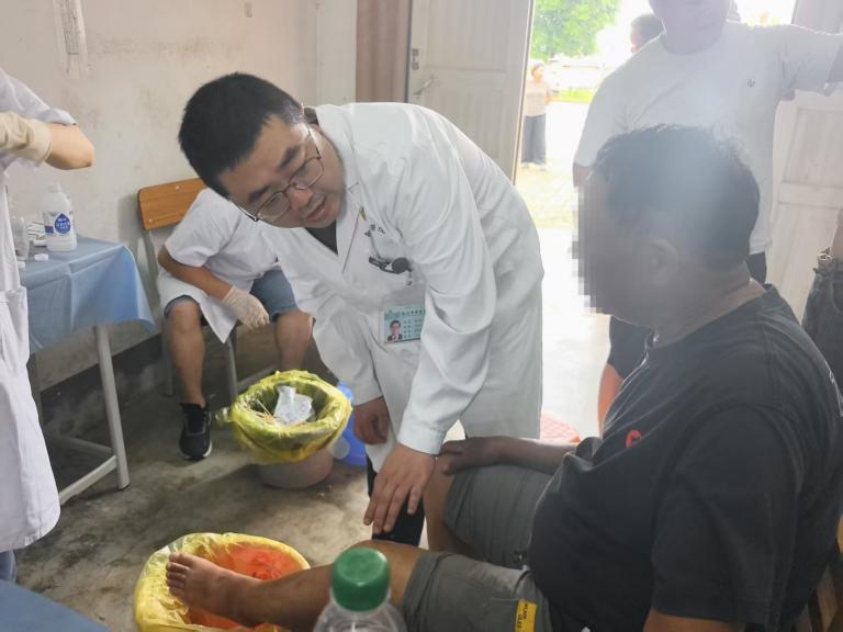 南通市中医院专家驰援广西灾区 蛇伤防治经验在抗洪一线闪光